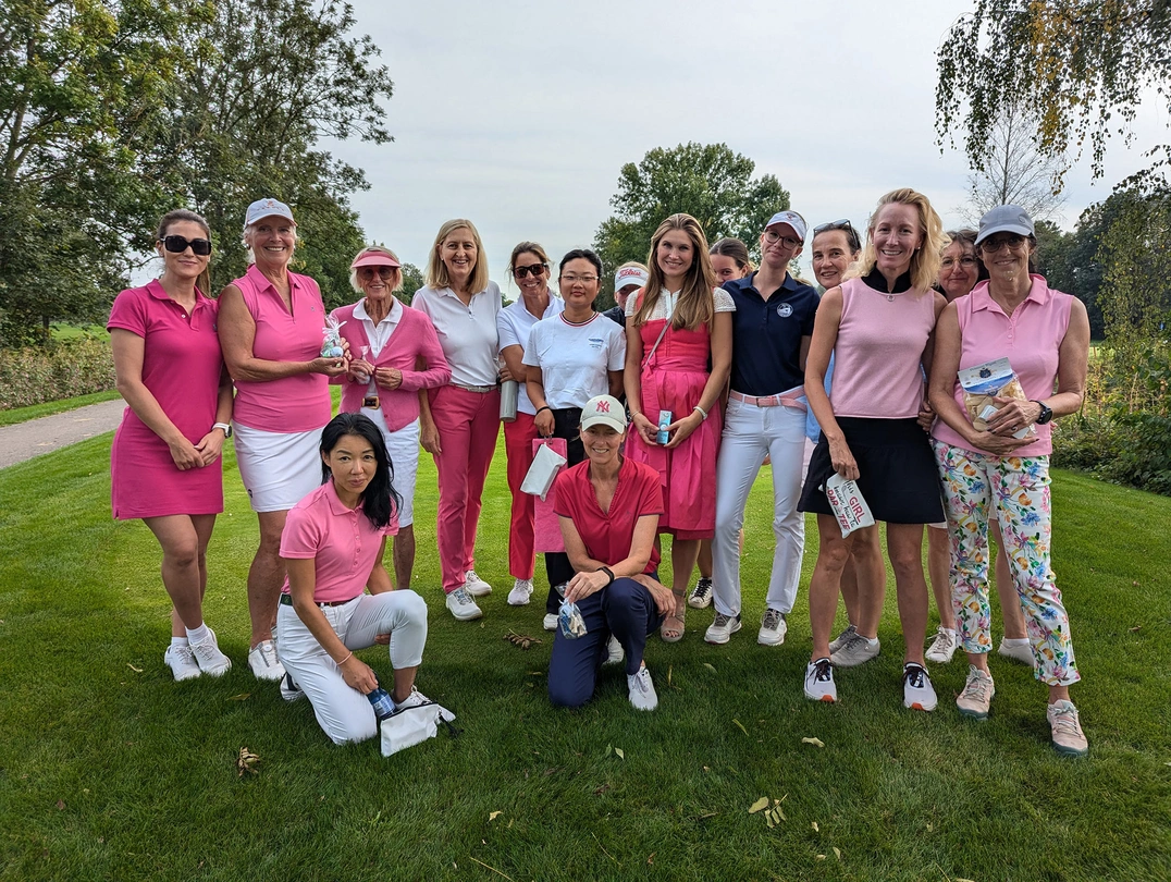 Ladies in Pink mit kleinen blauen Einsprengseln. Hier die Gruppe der Sunday Challenge-Einzelspielerinnen.