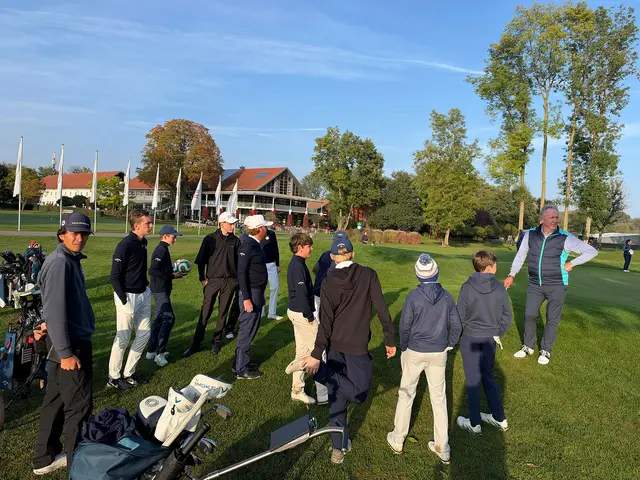 Ken Williams, rechts, entschied über die Team-Zusammenstellung für den 9-Loch-Scramble.