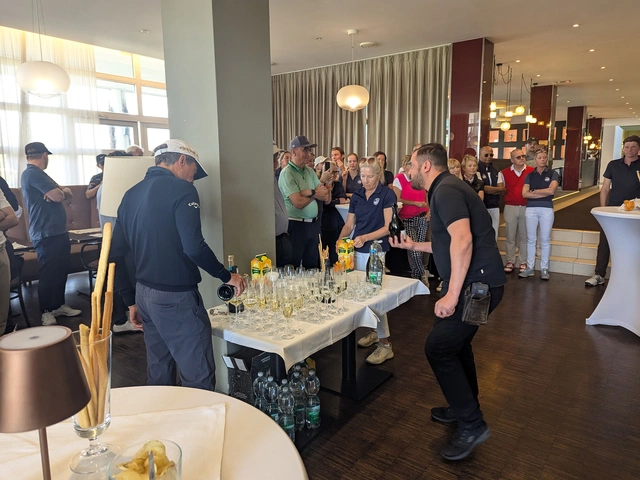 Spannung im Clubhaus: Prosecco-Empfang und Auslosung der Spiel-Paare.