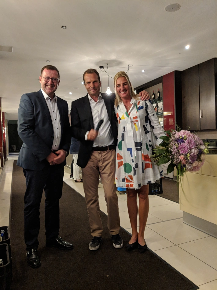 Was ist ein Präsident ohne die Frau an seiner Seite? Barbara Weber bekam von Geschäftsführer Wolfgang Michel, Mitte, einen Dankes-Blumenstrauß überreicht.