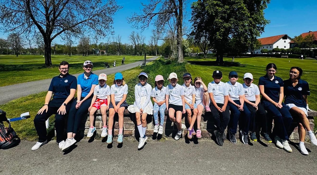 Alle teilnehmenden Kids sitzen in einer Reihe