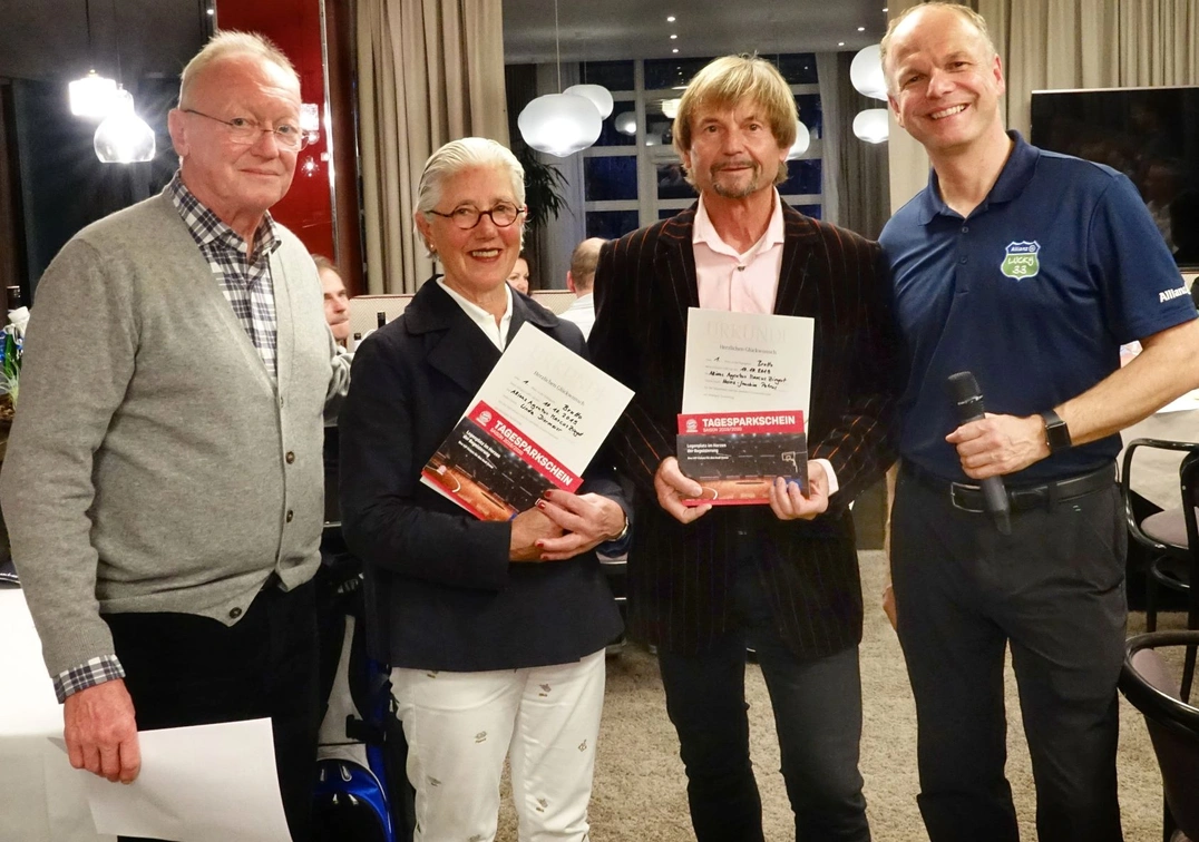 Bruttosieger: Linda Diermeier und Fotograf Joe Petrus, umrahmt von Captain Andi Diermeier, links, und Sponsor Marcus Ziegert