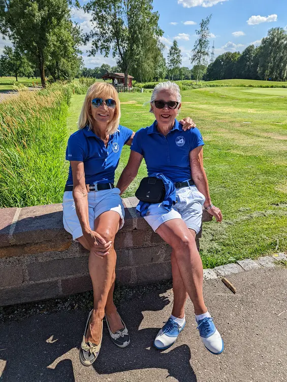 Gut gespielt und zufrieden: Captain Rena Rebholz, links, mit ihrer Caddy-Frau Linda Diermeier.