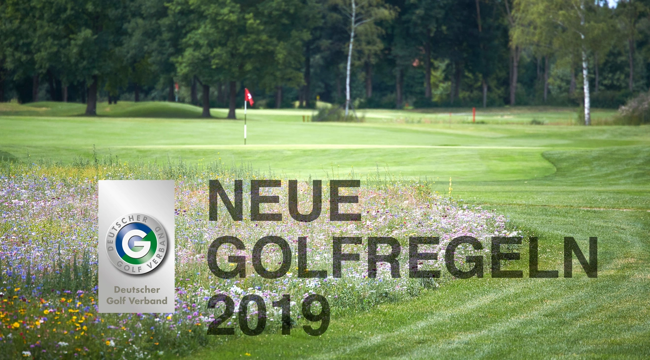 Blumenwiese mit Golffahne im Hintergrund
