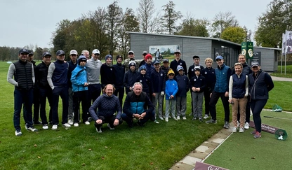 Logo Golfakademie-Leiter Hans-Christian Buchfelner und sein Mentor Ken Williams, vorn in der Hocke, mit ihren Schützlingen und rechts dem Damen-Orga-Trio Claudia Lammel, Dr. Ines Fritz und Melanie Liebw