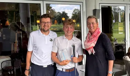 Foto Gesamtsieger mit Pokal