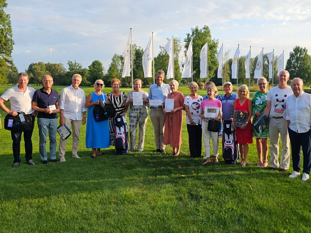 Alle Siegerinnen und Sieger plus Tombola-Gewinnerinnen und -Gewinner mit Sponsor Eugen Menares, rechts, und Senior 50plus-Captain Otto Hinteregger, links.
