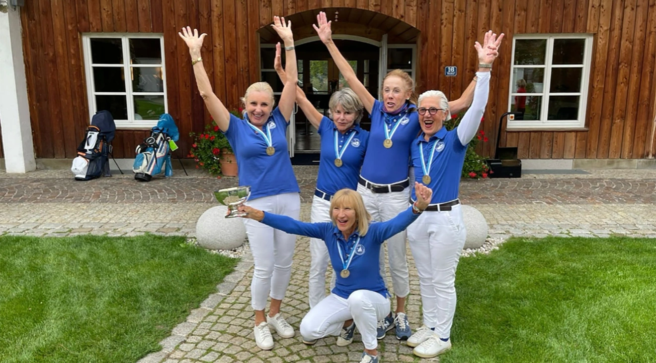 Jubel bei den Eichenrieder Damen AK 65 zur langersehnten Bayerischen Meisterschaft! V. l. n. r. Evi Rath, Ute Häring, Daniela Schellinger und Linda Diermeier, unten kniend Captain Renate Rebholz.