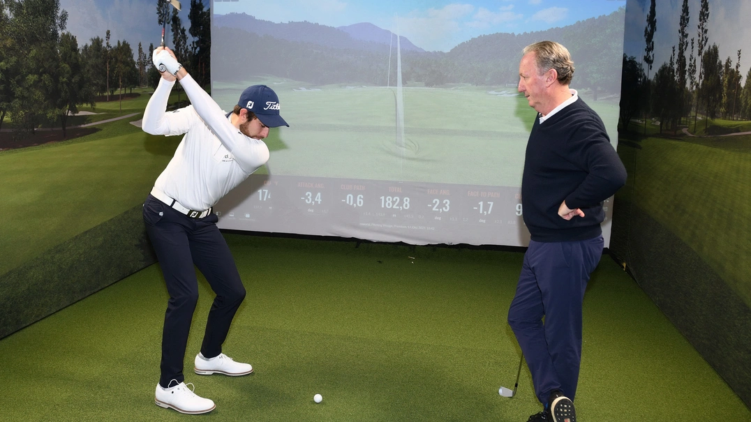 Ken Williams mit Schüler in der Indoor-Anlage