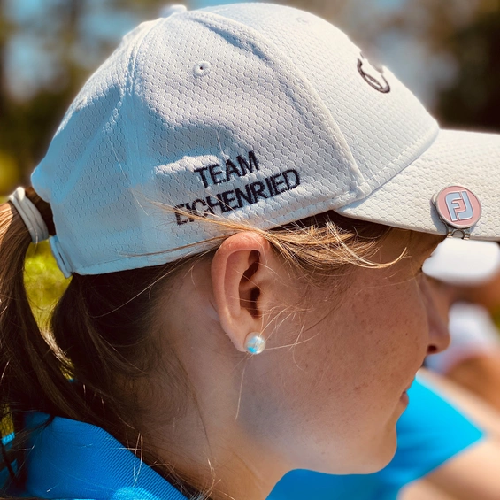 Captain Isabel Jensch mit dem Team-Cap.