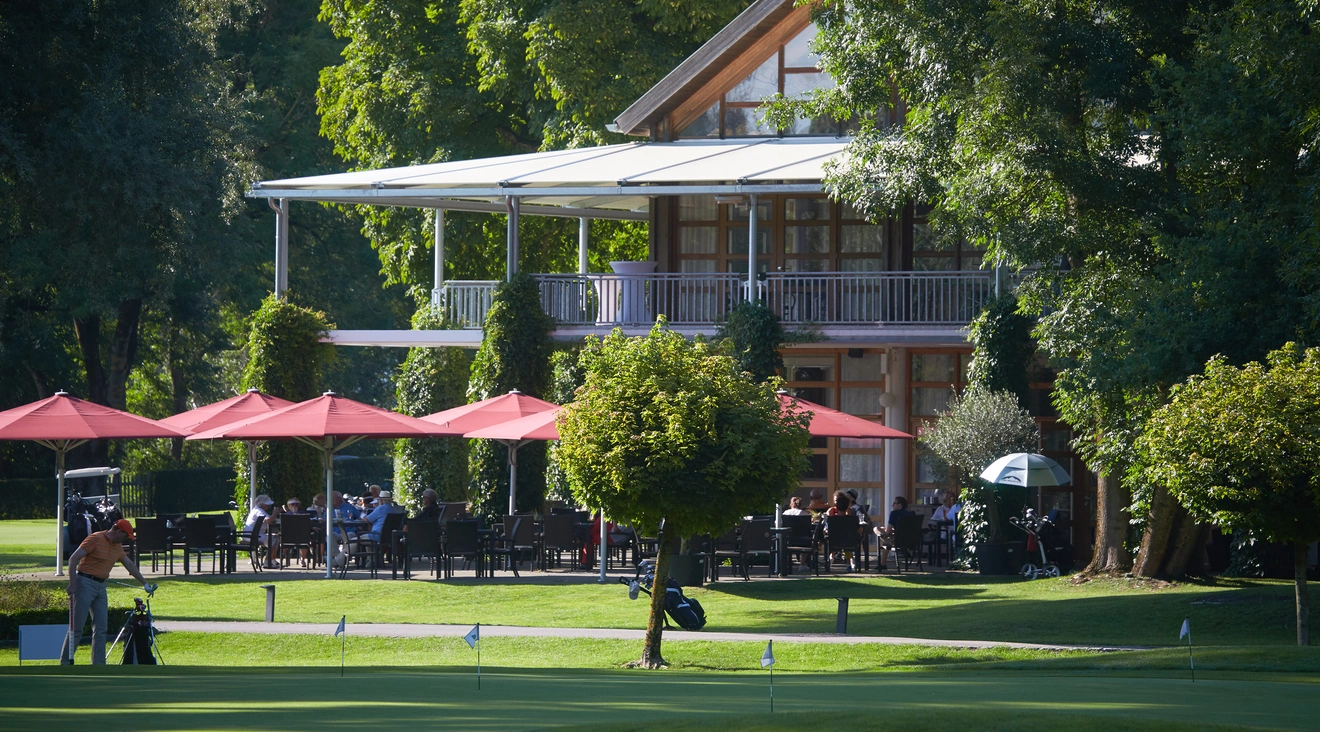 Clubhaus in Eichenried mit Restaurant-Terrasse