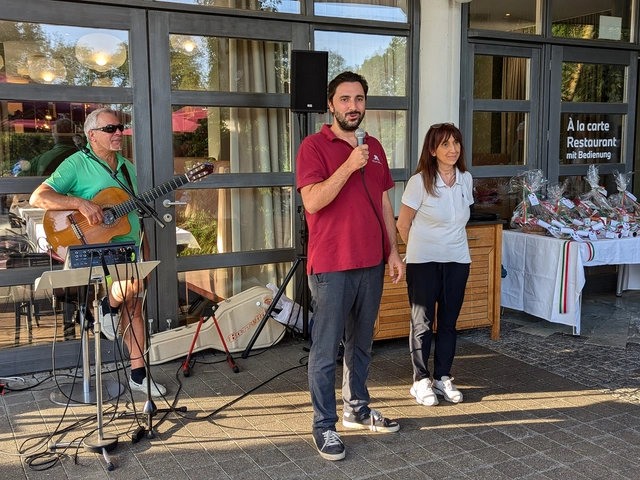 Eichenrieds Wirt Mirko Capozzi bedankt sich bei den Mitgliedern für ihren Zuspruch; rechts seine Mutter Caterina Domenicano, links Sänger Michele Barretta.