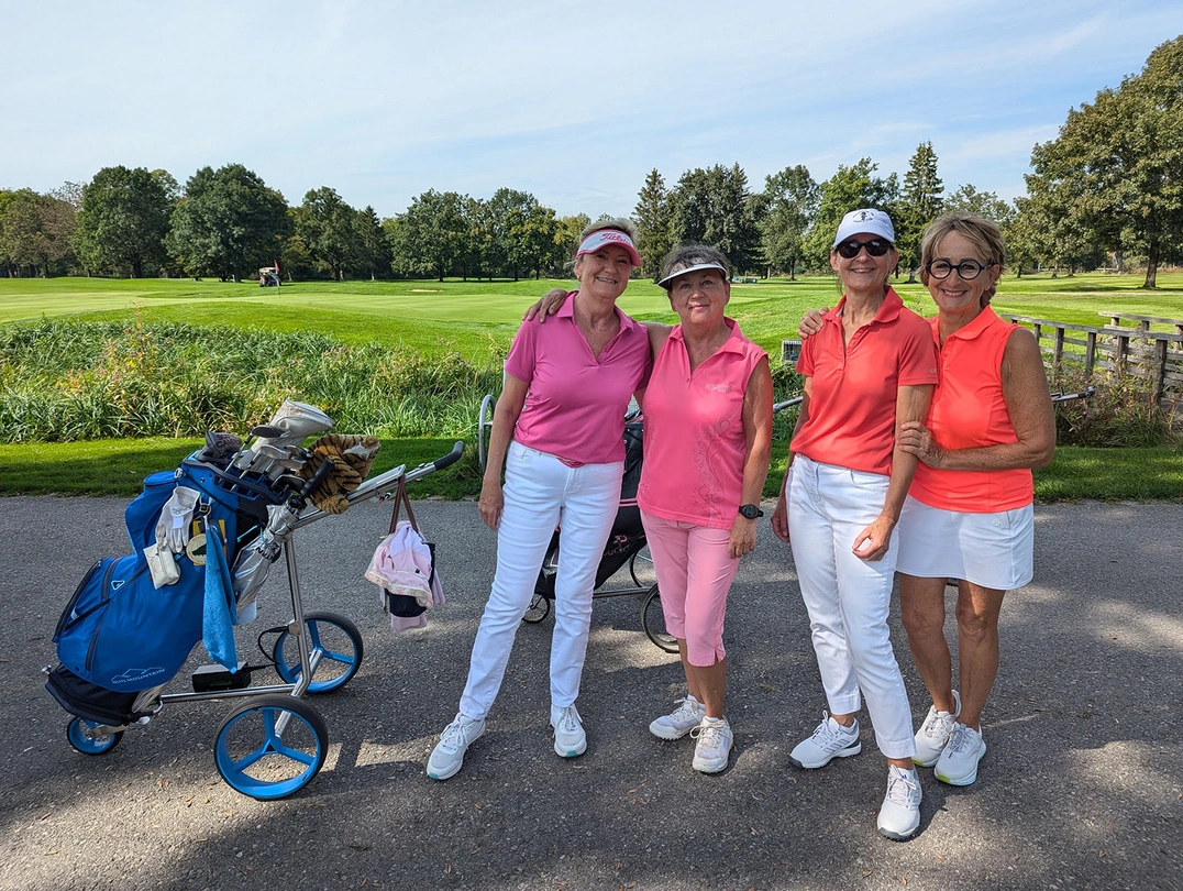 Ladies-Zweite Sophie Jäger (in eher orange) und Dagmar Lauk, rechts, mit Gabi Wüst und Heidi Schnitzenbaumer.