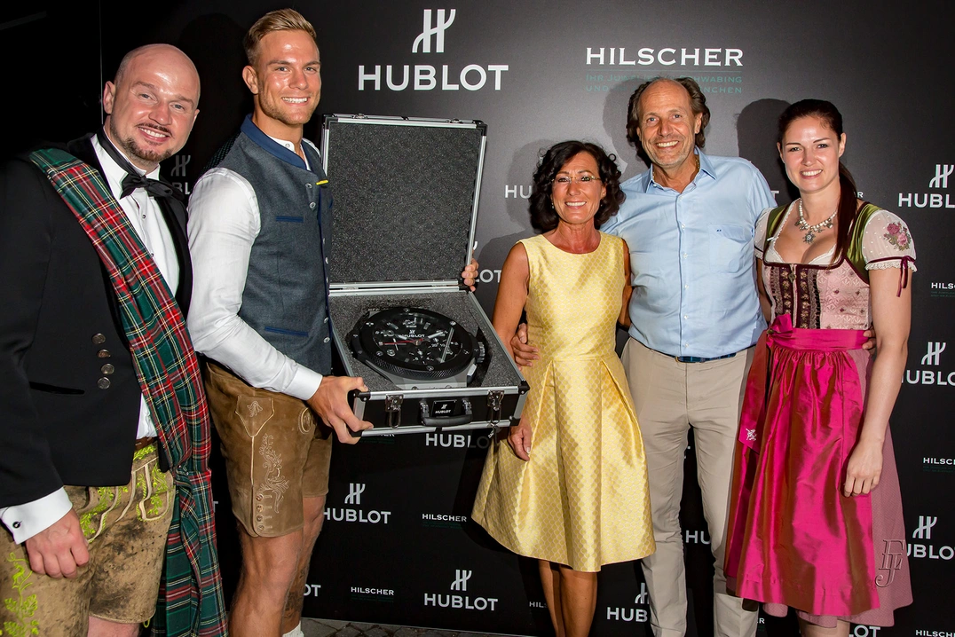 Die Gewinnerin des Hauptpreises, eine Hublot Wanduhr im Wert von € 10.000