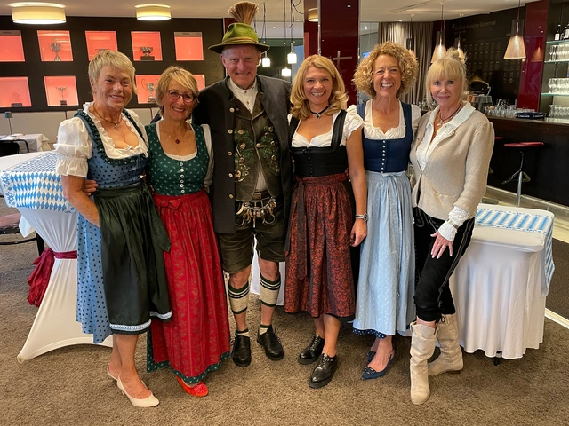 Fesche Dirndln und Tracht inkl. Gamsbart beim Oktoberfest-Turnier der Senioren 50plus