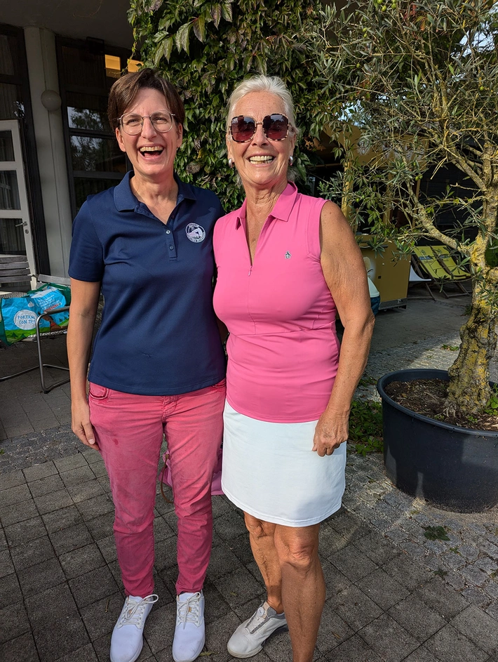 Ladies-Golfstunde: Proette Pamela Felsner, links, spendierte eine Trainerstunde, die Barbara Laistner per Los gewann.
