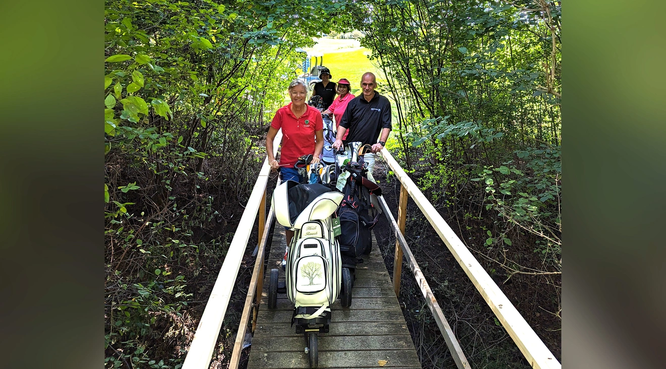 Über diese Brücke geht es zum jeweiligen Nachbarn – aber nur beim Turnier „Golf ohne Grenzen“!