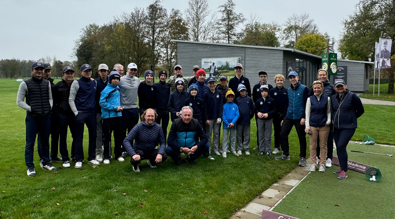 Golfakademie-Leiter Hans-Christian Buchfelner und sein Mentor Ken Williams, vorn in der Hocke, mit ihren Schützlingen und rechts dem Damen-Orga-Trio Claudia Lammel, Dr. Ines Fritz und Melanie Liebw