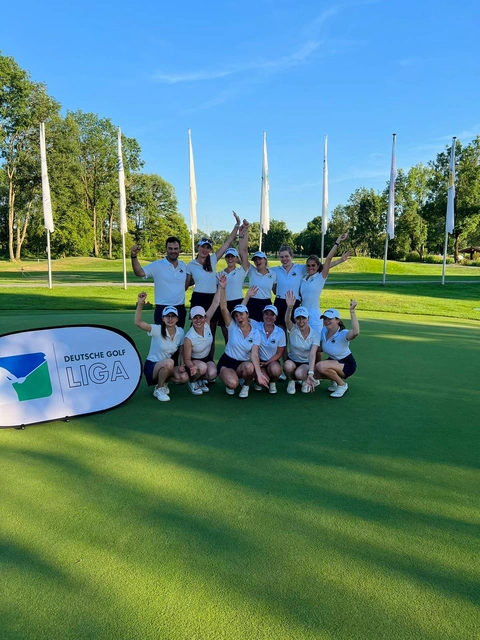 Das Eichenrieder Damen-Team strahlte über seinen Heimspielsieg: von links nach rechts stehend: Coach Pascal Gabsa, Nathalie Irlbacher, Karolina Steinhard, Clara Goetz, Josina Bergmann, Anna Michel; vorne: Clara Scherm, Isabel Jensch, Fiona Rassl, Joh