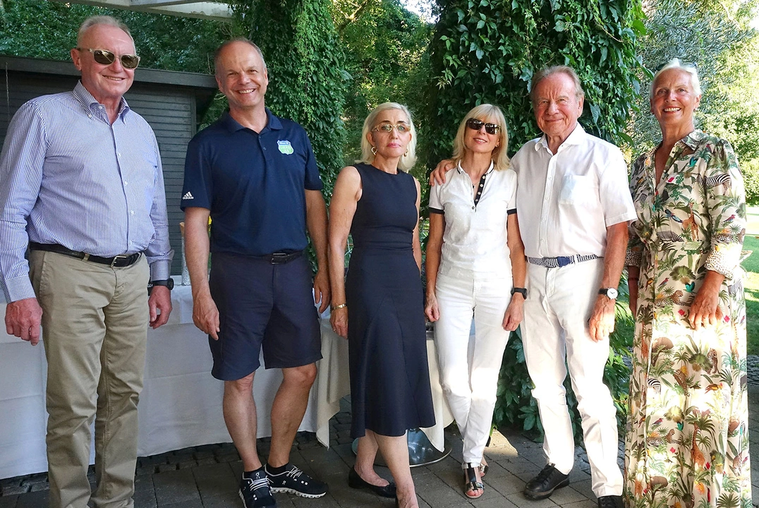 Dank an die Sponsoren: v. l. n. r. Senioren-Captain Andreas Diermeier, Marcus Ziegert, Monika Schiele, Agnes und Werner Rygol, Senioren-Captain Barbara Laistner