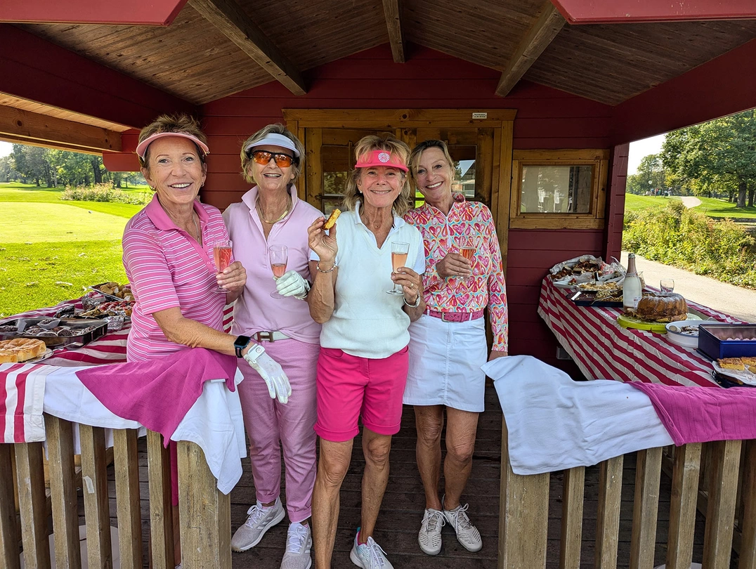 Ladies-Stärkung an der Halfway-Hütte für Irmgard Weiß-Brunner, Jutta Busse, Johanna Holdenrieder und Brigit Schmitt, v. l. n. r.