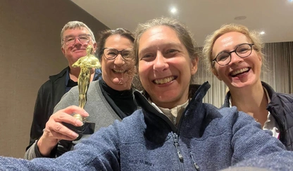 Logo Gruppenfoto am Tisch