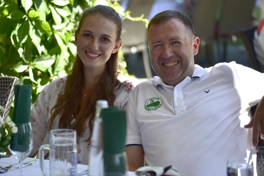 Bruttosiegerin Nathalie Irlbacher und Präsident Karl-Friedrich Löschhorn