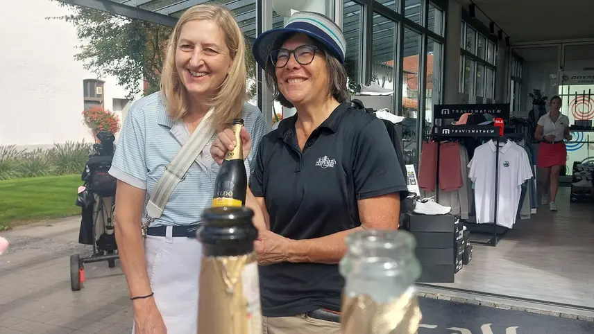 Übergabe Preis von Karin Hoyler an Peggy Tom