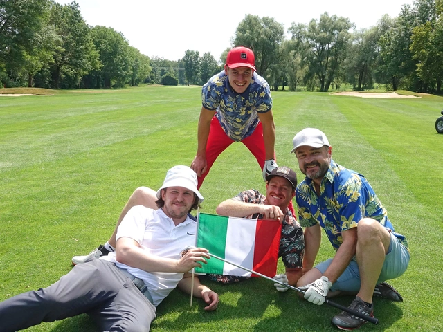 Den Sonderpreis „Nearest to the italian flag“ gewann bei den Herren Thies Teegen, hier umrahmt von seinen Flightpartnern, deren gute Laune sich in ihren Hawaii-Hemden widerspiegelte!