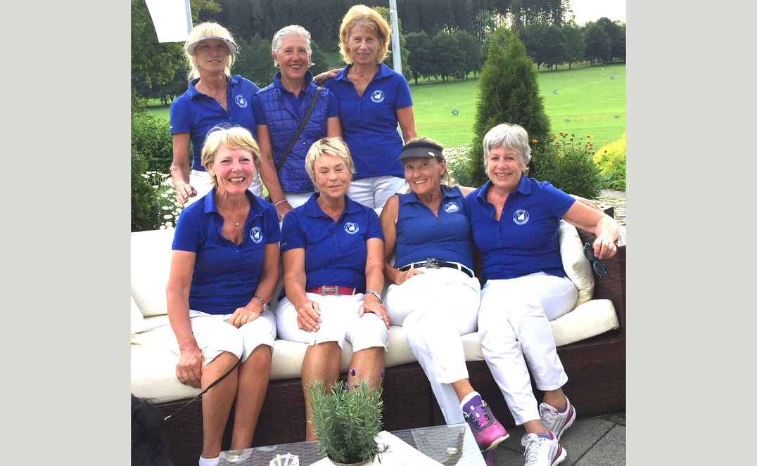 Freude über den Sieg auch am zweiten Spieltag, v. l. n. r. oben Renate Rebholz, Linda Diermeier, Barbara Reiner, unten sitzend Heidi Grimm-Kund, Ingrid Lüllau, Frauke Schleicher, Marlies Stojanovic