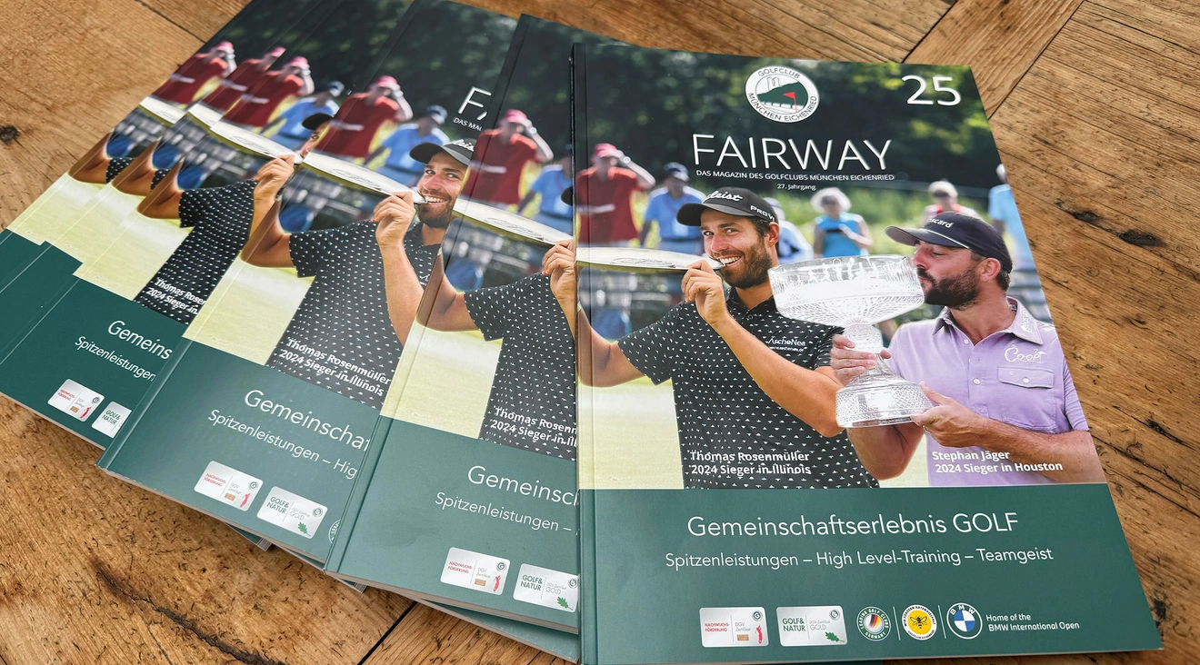 Mehrere Fairway Magazine liegen aufgefächert auf Tischplatte