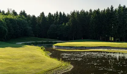 Spielbahn mit See