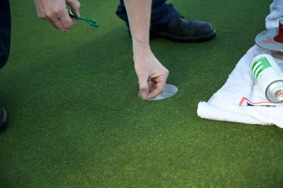 Pflege des Golflochs mit Schere