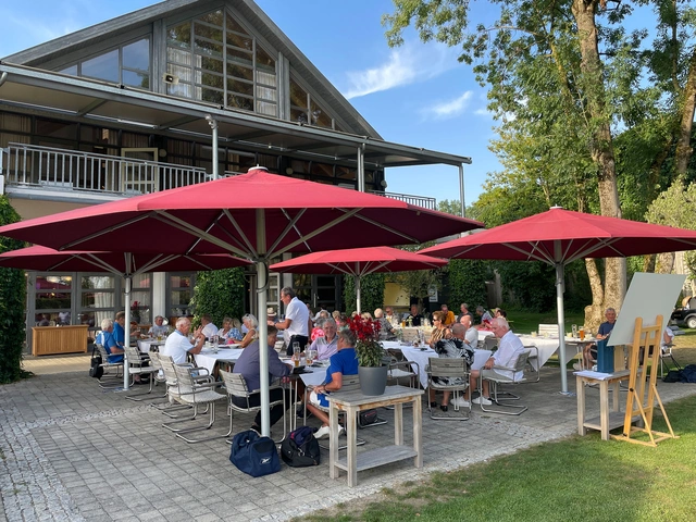 Herzlicher Club-Austausch auf der schattigen Terrasse.