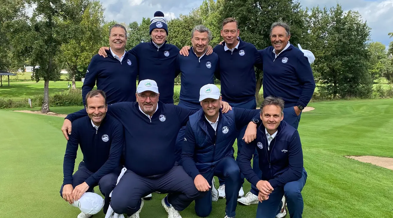 Großer Teamgeist bei den Eichenrieder Herren AK50: stehend v. l. n. r. Rainer Kreifels, Tomas Nydahl, Bernd Glönkler, Christoph Lagneau, Reiner Müller; knieend v. l. n. r. Wolf-gang Michel, Robert Sta