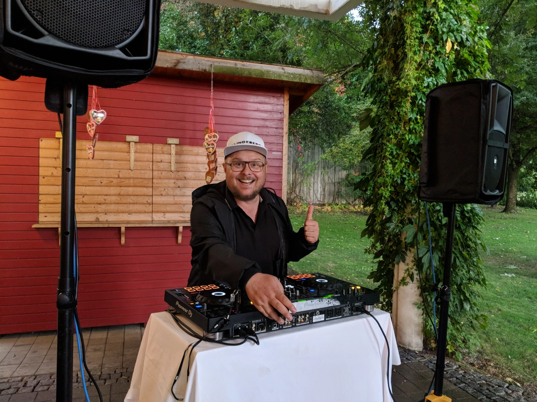 DJ Paul sorgte für Stimmung auf der Terrasse. Foto: H. Rauch