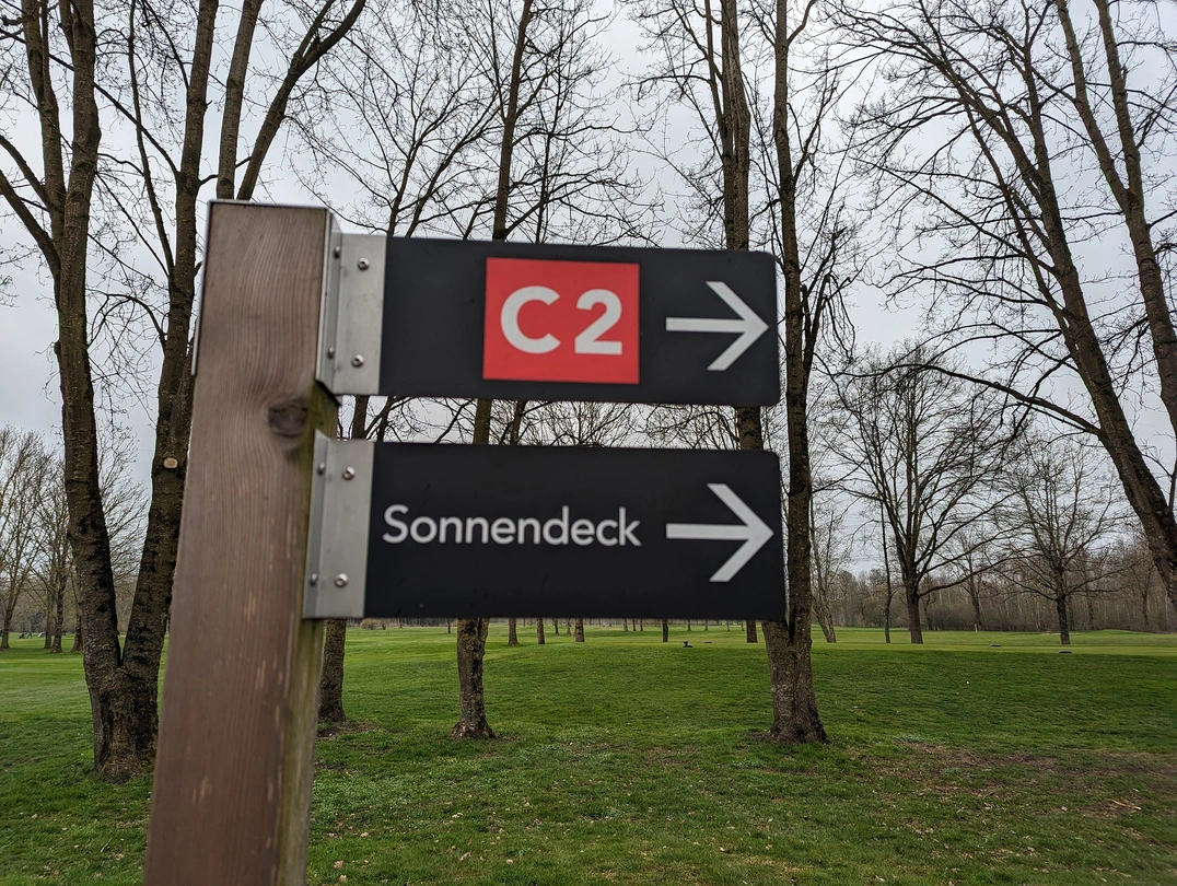 Das Sonnendeck-Schild weckt die Vorfreude auf wärmere Zeiten…