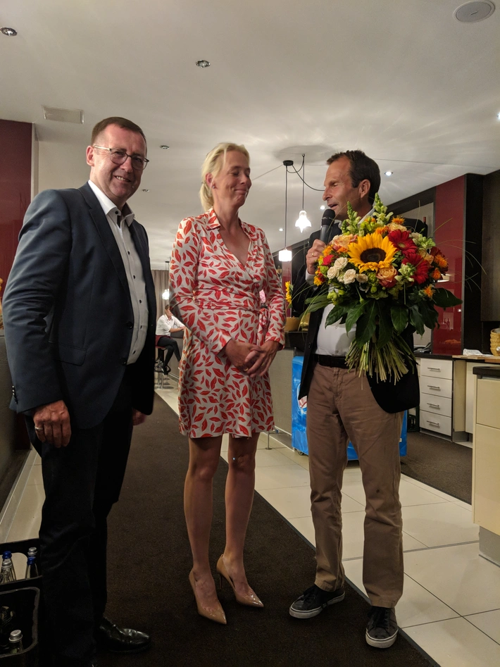 Mit einem Blumenstrauß geehrt wurde auch Frau Dr. Ines Fritz, Ehefrau von Herrn Dr. Martin Fritz, Vorsitzender des Vorstands der Fürst Fugger Privatbank, dem Turnier-Titelsponsor und großzügigen Business Partner des Golfclubs München Eichenried.