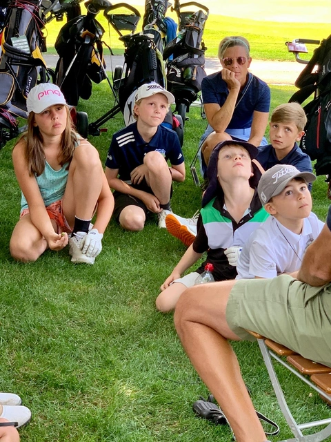 Naturscouts: Für die Natur abseits der Fairways und Grüns begeisterte Geschäftsführer Wolfgang Michel die Sommercamp-Teilnehmer inkl. Betreuerin Petra Doden.