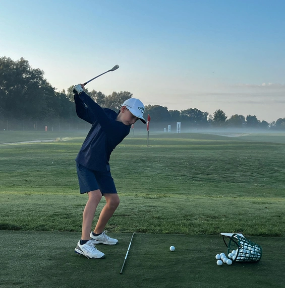 Constantin Fritz früh morgens auf der Driving Range, als die Bälle noch nicht so gut fliegen wollten. Aber dann!