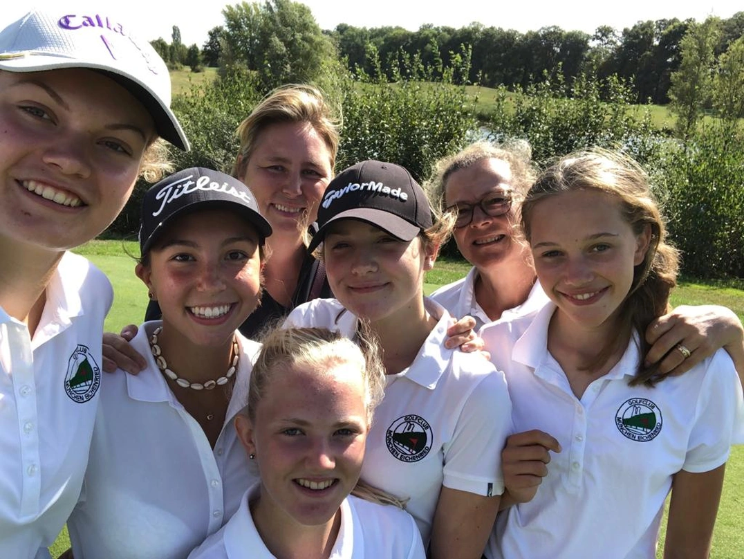 Teamfoto mit Betreuerin und Kapitänin: Maxima Kofler, Fiona Rassl, Alexandra Rassl, Mara Jinks, Amelie Vaubel, Kirsten Jinks, Marie Bleicher