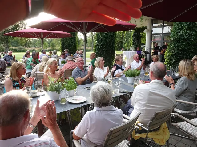 Ein Senioren-Sommerfest mit begeisterten Teilnehmerinnen und Teilnehmern.