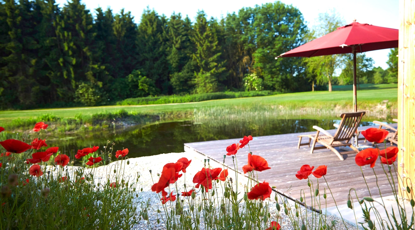Sonnendeck mit Liegestuhl am Teich an der Spielbahn 17