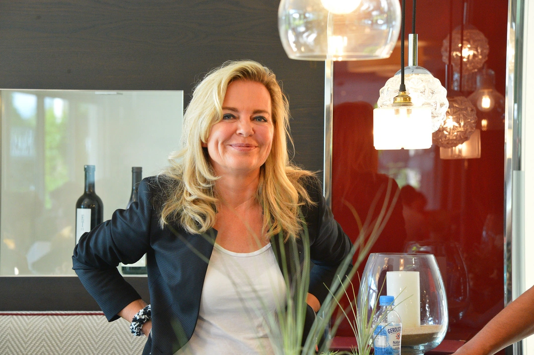 Claudia Lammel glücklich über so viele glückliche Gesichter bei „ihrem“ Fördervereinsturnier.