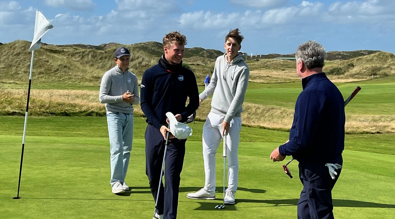 Vom Winde verweht auf Sylt: v. l. n. r. Henry Liebwein, Marcus Rothe, Luis Hoyler und Coach Ken Williams.