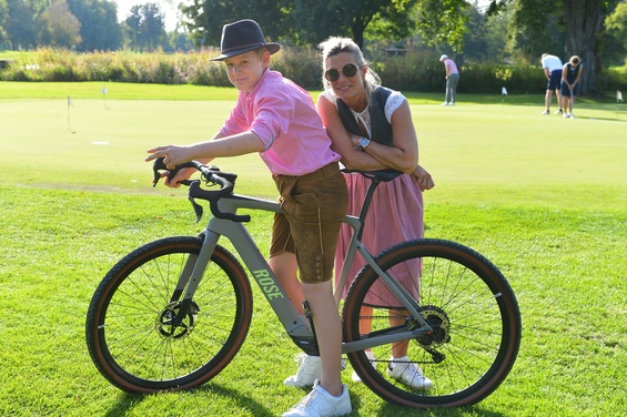 Kleine Probefahrt mit dem ROSE Bike: Nico Vaubel mit Petra Doden
