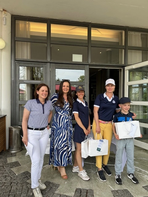 Sportbeirätin Vera Vaubel, links, überreichte den siegreichen Damen ihre Preise, v. l. n. r.: Alexandra Heyd, Dr. Aimée Beck-Wolf, Kristin Prouba und Jakob Witschel, der stellvertretend für seine Mutter Julia den Preis entgegennahm.