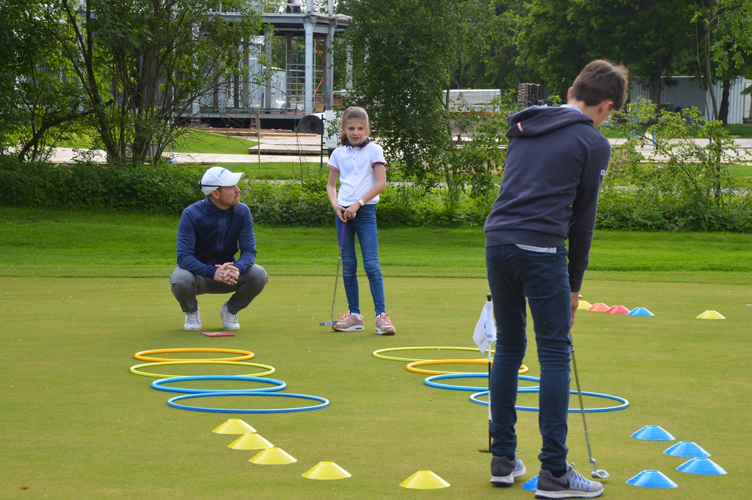Mini-Golf für den Nachwuchs mit Pro Fabian Michelberger (in der Hocke)