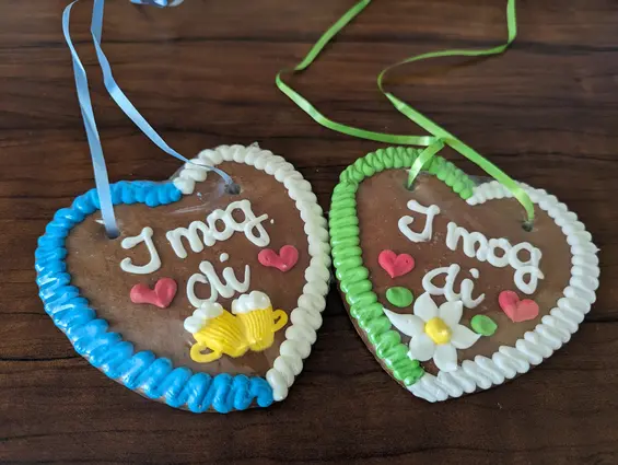 „I mog di“-Lebkuchen-Herzerl gab`s als Teegeschenk.