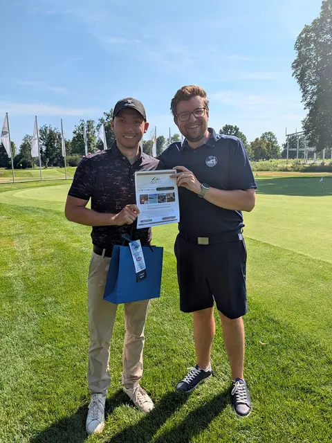 Bruttosieger Friedrich van der Hamm, links, nahm von Golfsekretär Philipp Piskacek seinen Gutschein für das Hotel in Crans-Montana in Empfang.